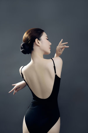 女教师白洁张敏玩交换